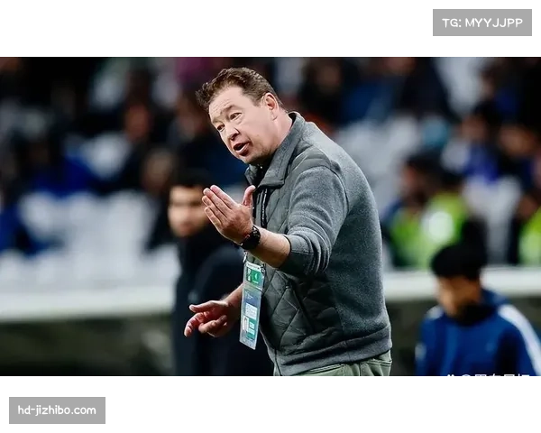 申花主帅斯卢茨基场边指挥,神情紧张 申花主帅斯卢茨基场边指挥,神情紧张
