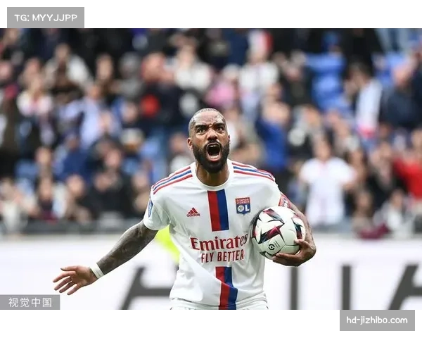 VAR回看后取消里昂进球,原因认定为进攻方手球在先 VAR回看后取消里昂进球,原因认定为进攻方手球在先